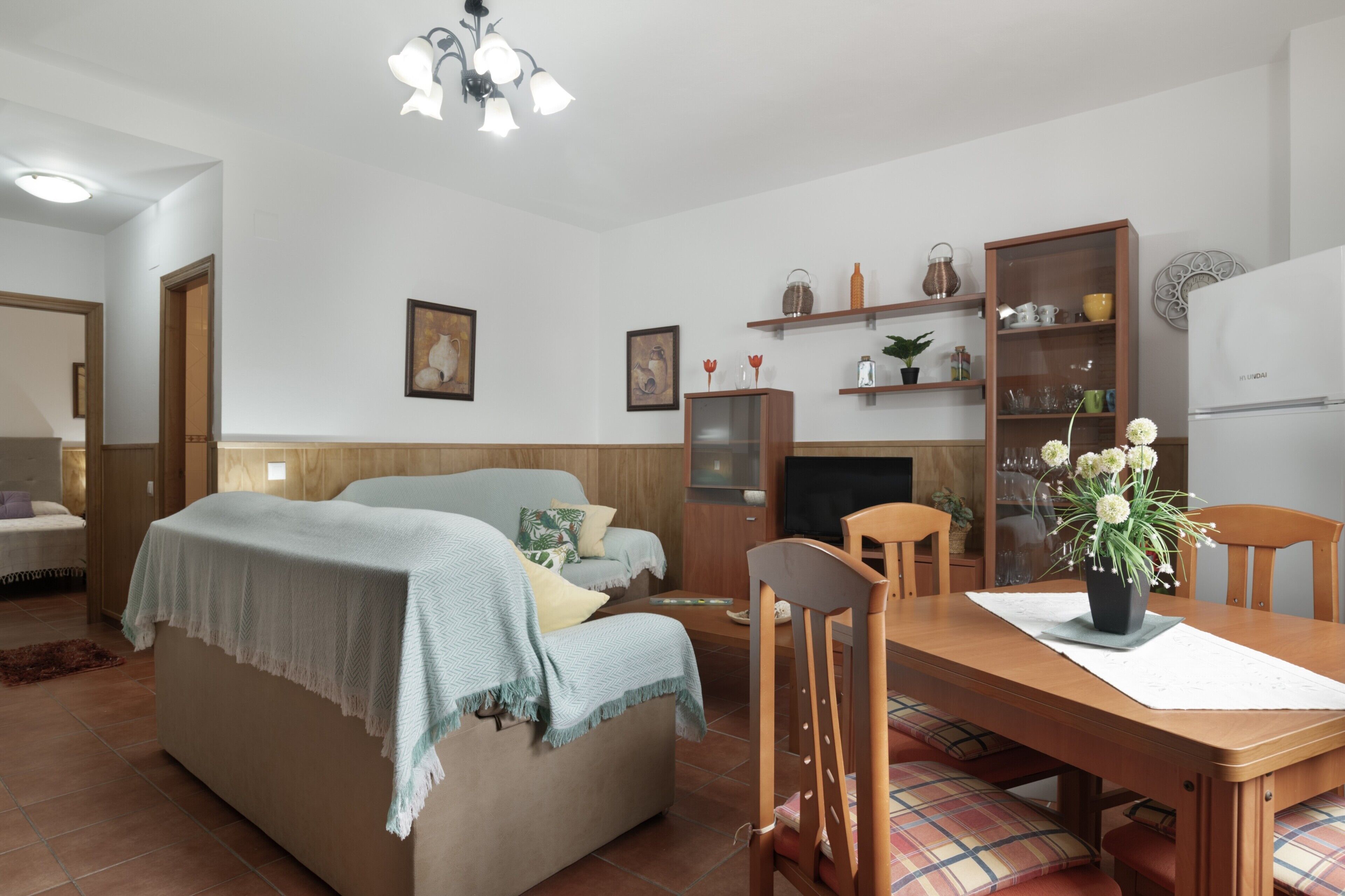 Une chambre à coucher comprenant un lit, une table de chevet et un coin repas avec une table et des chaises.