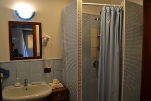 Een douche, een regendouche, een haardroger, een bidet