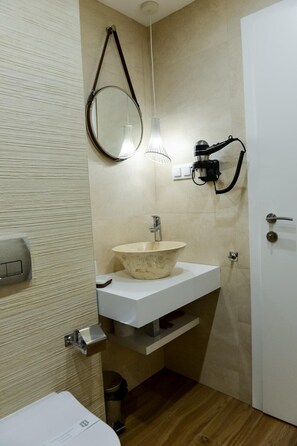 Shower, free toiletries, hair dryer, slippers - Boutique Apartments Blagoevgrad (Blagoevgrad)