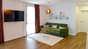 Executive-Suite, Stadtblick | Wohnzimmer | Flachbildfernseher