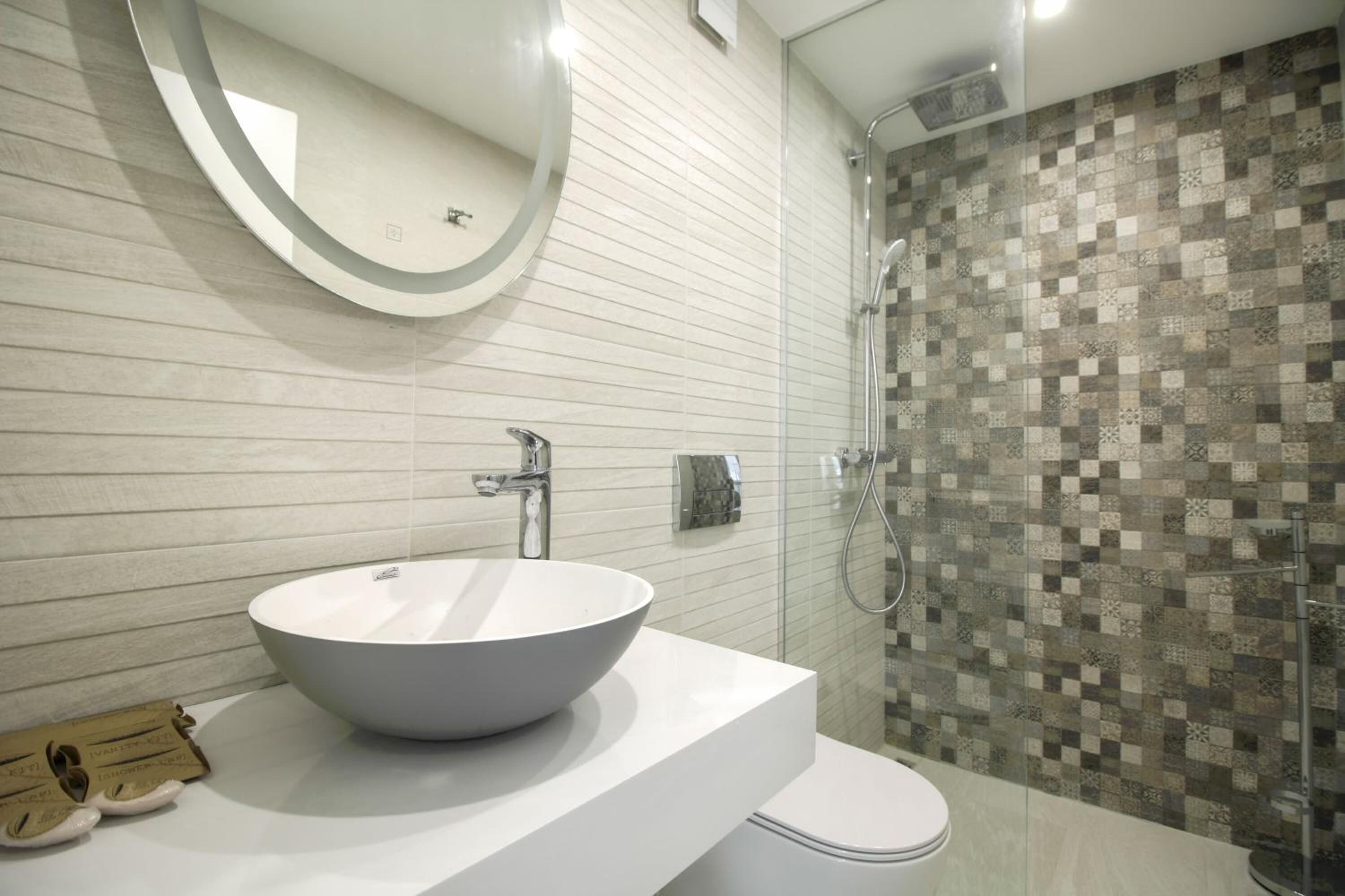 Royal Apartment | Bathroom | Shower, free toiletries, hair dryer, slippers