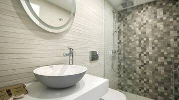 Royal Apartment | Bathroom | Shower, free toiletries, hair dryer, slippers