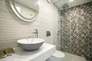 Royal Apartment | Bathroom | Shower, free toiletries, hair dryer, slippers - Boutique Apartments Blagoevgrad (Blagoevgrad)