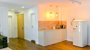 Royal-Apartment | Eigene Küche | Wasserkocher mit Kaffee-/Teezubehör, Kühlschrank, Wasserkocher