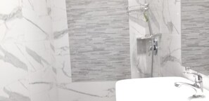 Håndklær, såpe, sjampo og toalettpapir