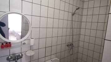 Classic Double Room | Bathroom | Shower, hydromassage showerhead, free toiletries, towels