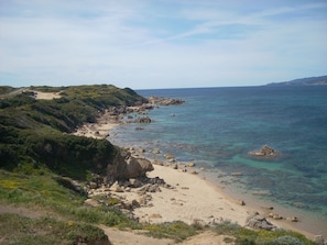 Beach nearby - Separate air-conditioned bedroom, summer kitchen with steps and swimming pool (Sartène)