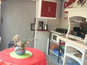 Refrigerador, microondas, horno y cafetera y tetera