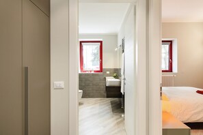 Shower, hair dryer, bidet - Delightful one bedroom apartment particularly welcoming, with attention to detail and very bright. It has all the necessary comforts.Located in front of the Maggiore hospital, you can easily reach the historic center, the station, the airport and the Uni (Bologna)