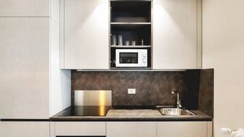 Cafetera y tetera y tostadora