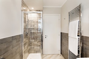 Regadera, secadora de cabello, bidet