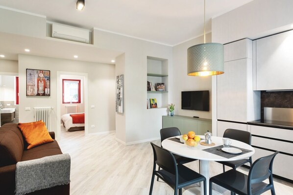 Dining - The apartment is located in a strategic point: a few steps from the Ospedale Maggiore, not far from the exit of the ring road and the motorway.The main services (restaurants, bars, supermarkets, shops) are in the immediate neighborhood.Ideal for business (Bologna)