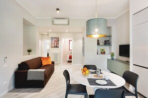 Dining - The apartment is located in a strategic point: a few steps from the Ospedale Maggiore, not far from the exit of the ring road and the motorway.The main services (restaurants, bars, supermarkets, shops) are in the immediate neighborhood.Ideal for business (Bologna)