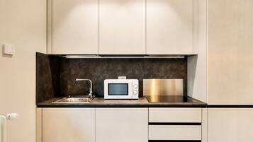 Micro-ondes, cafetiĂšre/bouilloire, grille-pain