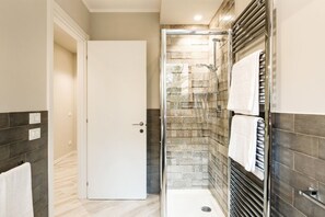 Dusche, Haartrockner, Bidet