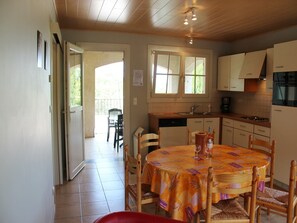 Dining - Holiday Home in Toulon with Pool & Beach Nearby (Les Vans)