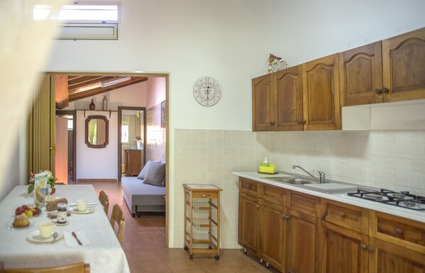 Fridge, stovetop, coffee/tea maker, high chair