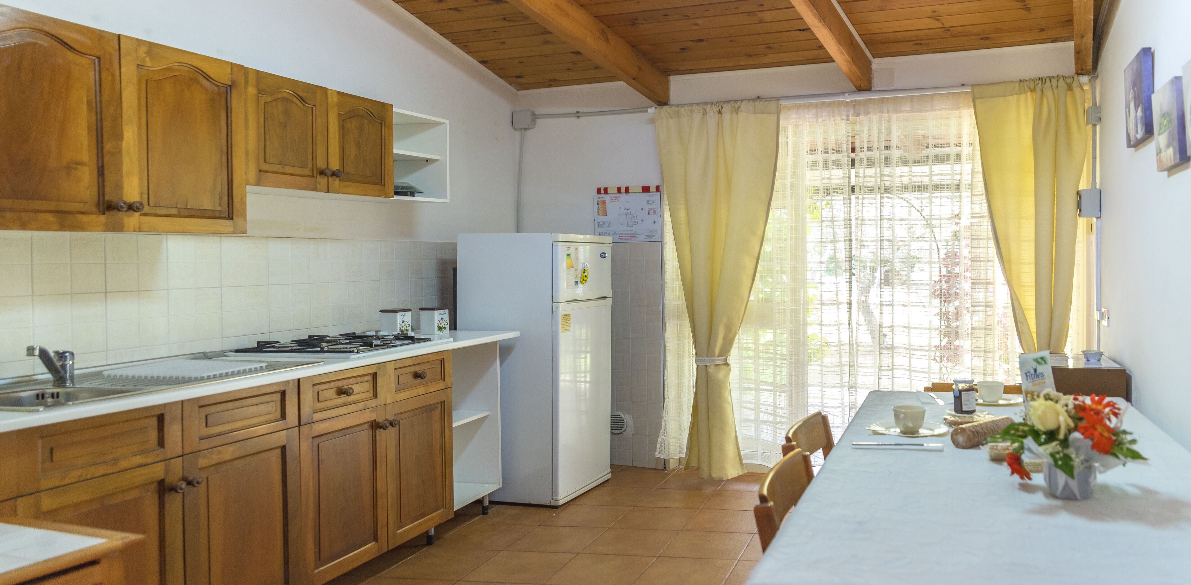 Réfrigérateur, plaque de cuisson, cafetière/bouilloire, chaise haute