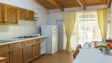 Fridge, stovetop, coffee/tea maker, high chair