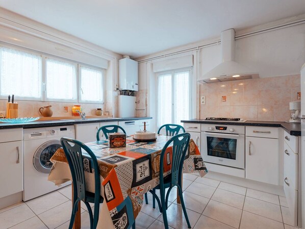 Micro-ondes, four, lave-vaisselle, cafetiĂšre/bouilloire