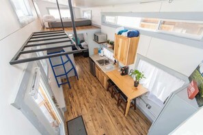 2 bedrooms, bed sheets - Tiny House Oscar - one block to Harrison (Leadville)