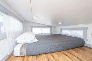 2 bedrooms, bed sheets