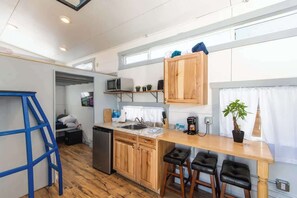 Fridge, microwave, stovetop, coffee/tea maker - Tiny House Oscar - one block to Harrison (Leadville)
