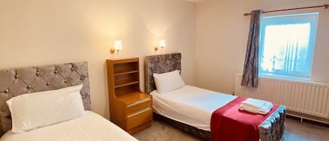 Chambre avec lits jumeaux, salle de bains attenante | Bureau, chambres insonorisées, fer et planche à repasser, Wi-Fi gratuit