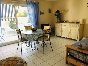 Dining - Central Arcachon: 400m from Beach, T2 with Balcony, Parking, and Pet-Friendly (Arcachon)