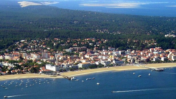 An aerial view of a coastal city with a densely populated area, a beach, and numerous boats in the water. - Central Arcachon: 400m from Beach, T2 with Balcony, Parking, and Pet-Friendly (Arcachon)