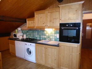 Fridge, microwave, dishwasher, coffee/tea maker - Sunny Chalet Apartment Near Center, Ski Lifts & Pool (Champagny-en-Vanoise)