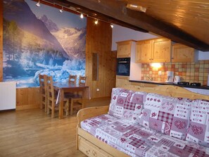 TV - 2-room apartment with parking, near shops and cable car (Champagny-en-Vanoise)
