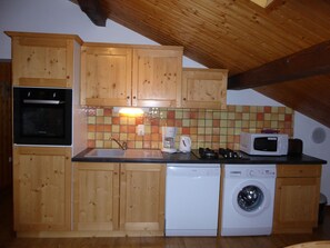 Fridge, microwave, dishwasher, coffee/tea maker - 2-room apartment with parking, near shops and cable car (Champagny-en-Vanoise)
