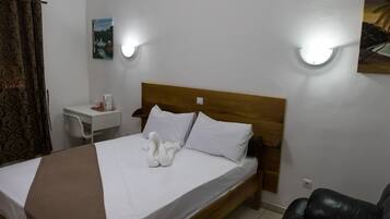 Skrivebord, blendingsgardiner, wi-fi (inkludert) og sengetøy