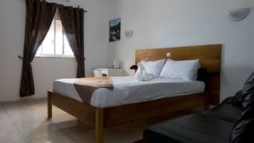 Skrivebord, blendingsgardiner, wi-fi (inkludert) og sengetøy