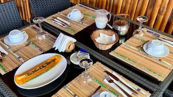 Breakfast, lunch, dinner served; local and international cuisine