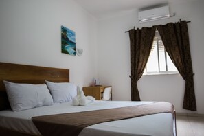 Desk, blackout curtains, free WiFi, bed sheets - Paradise Agua Leve Residential (São Tomé)