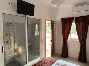 Deluxe Double Room, 1 Queen Bed | Desk, blackout drapes, free WiFi, bed sheets