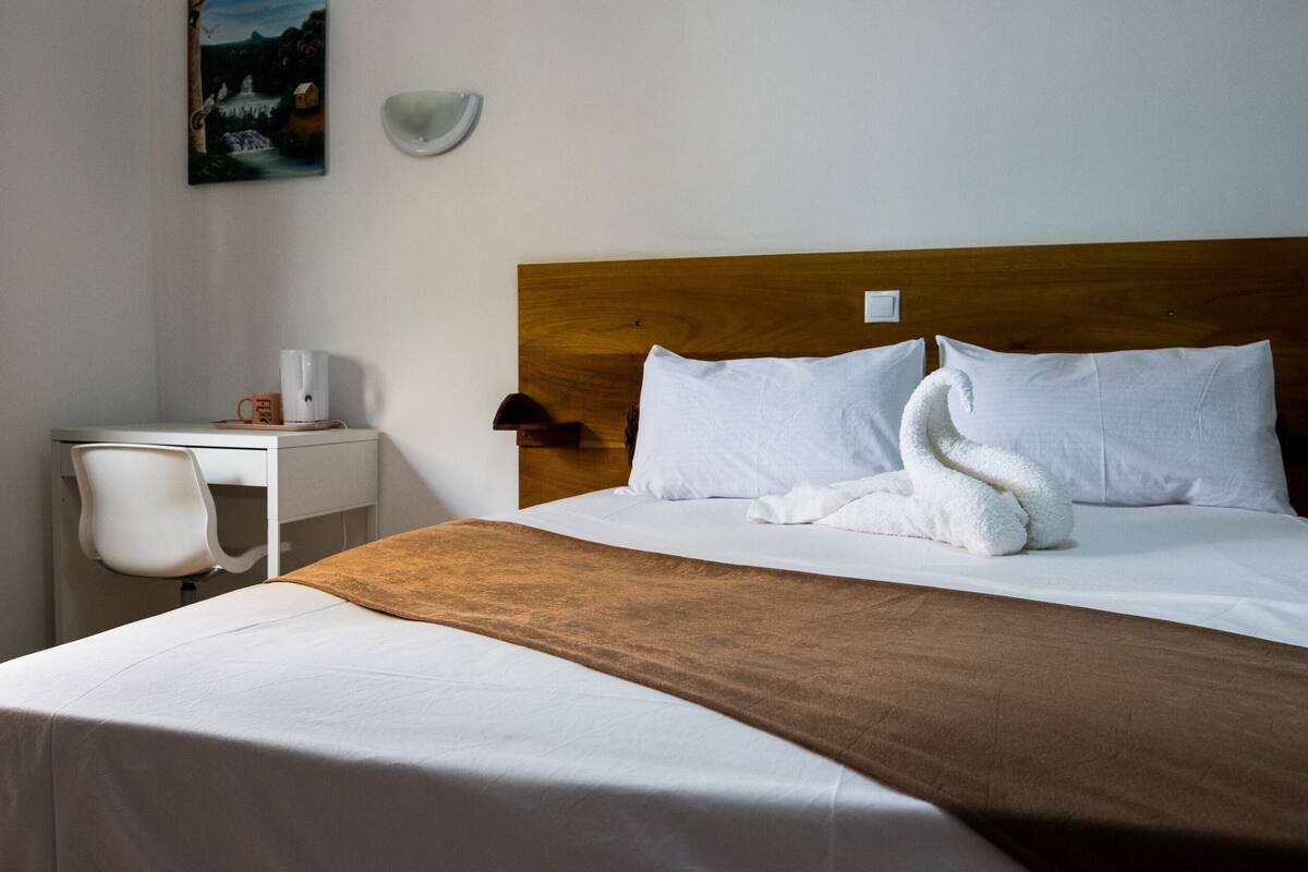 Deluxe driepersoonskamer | Een bureau, verduisterende gordijnen, gratis wifi, beddengoed