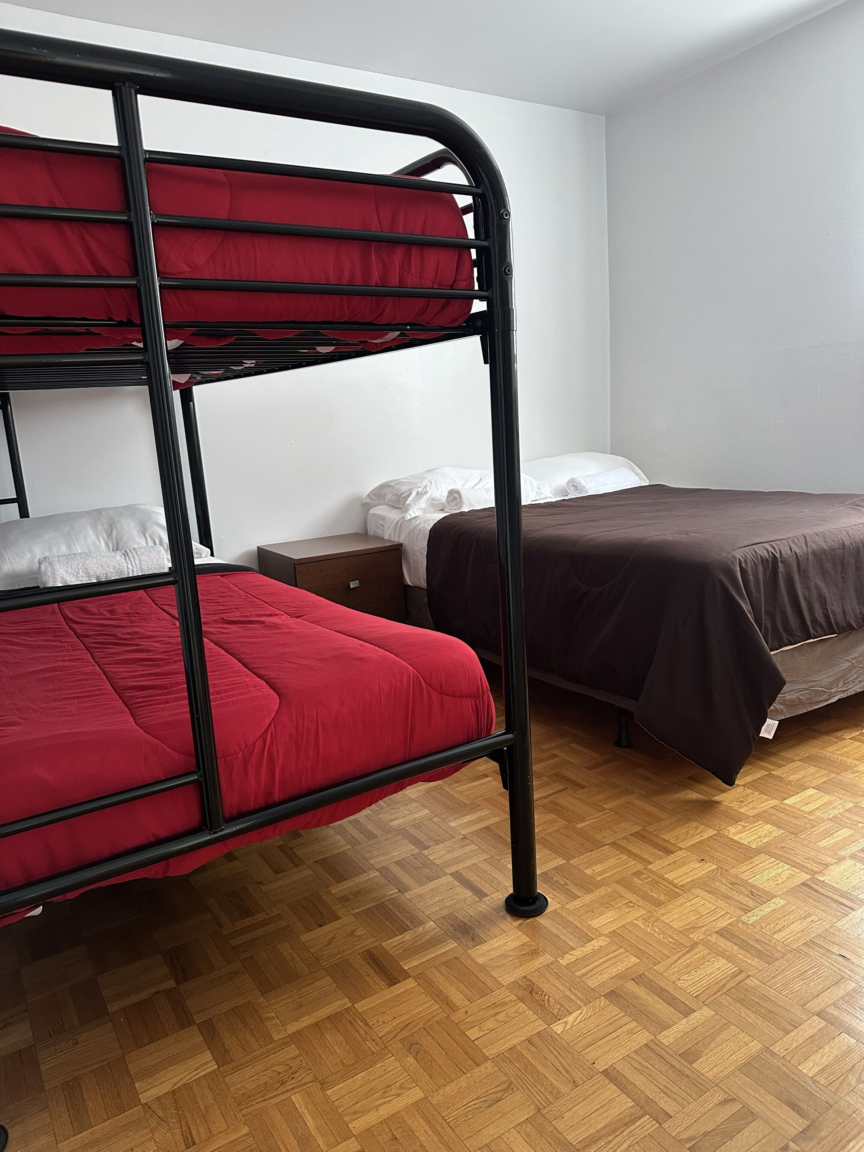 جناح إستديو بتجهيزات أساسية - غرفتا نوم | أغطية فراش متميزة وواي فاي مجانًا وملاءات أسرّة