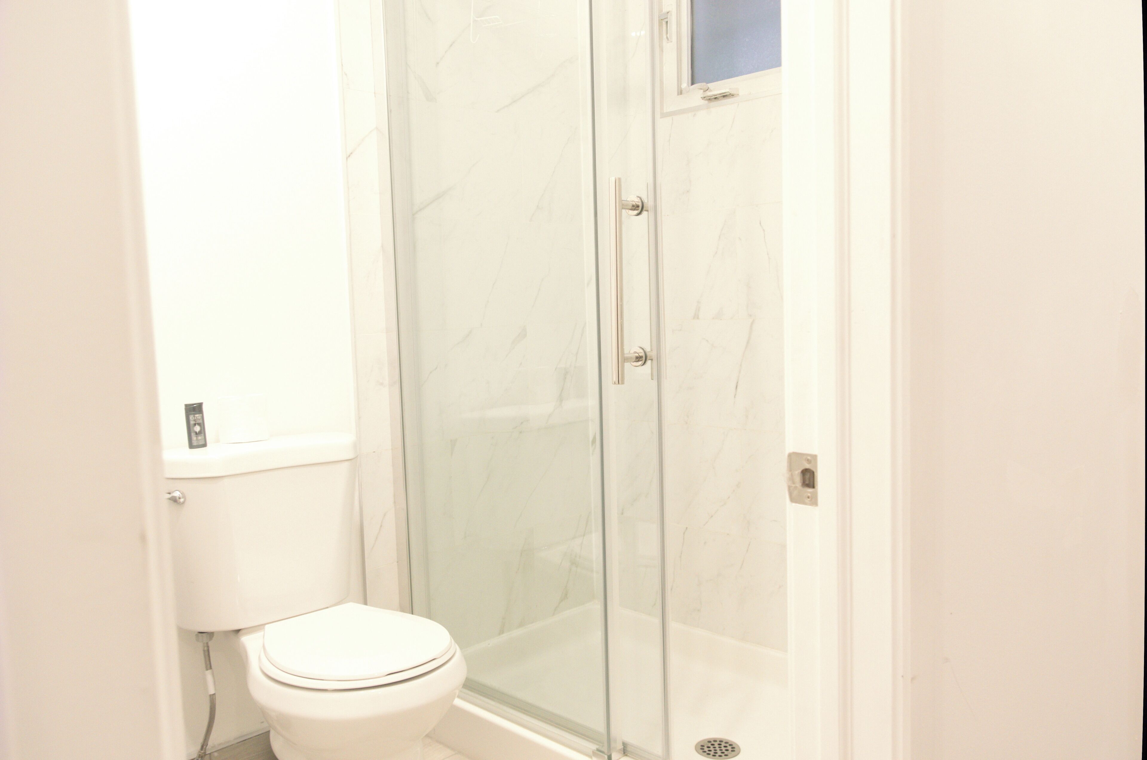 Serviettes fournies, savon, shampoing, papier toilette