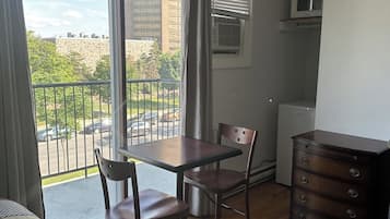 Phòng đôi Deluxe, 1 giường cỡ queen, quang cảnh thành phố | Bộ đồ giường cao cấp, truy cập Internet không dây miễn phí