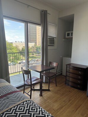 Deluxe Double Room, 1 Queen Bed, City View | Premium bedding, free WiFi, bed sheets - Hotel Mini (Montreal)