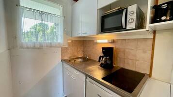 Een koelkast, een microgolfoven, een koffiezetapparaat/waterkoker