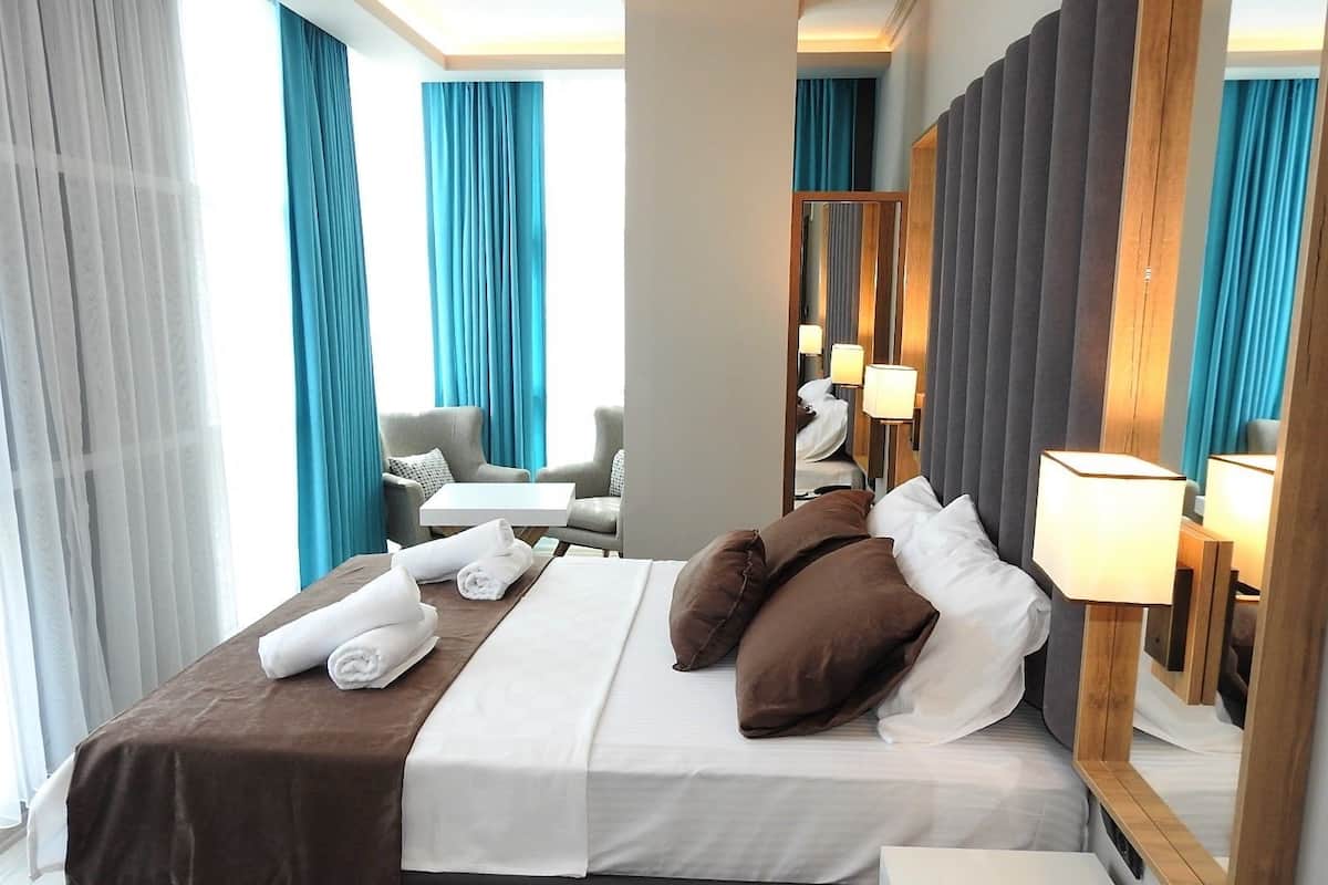 Peralatan tempat tidur premium, bar mini, meja, Wi-fi percuma