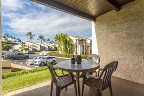 Outdoor dining - Hale Kamaole 127 Ground floor condo, easy access to best beach on Maui! (Kihei)