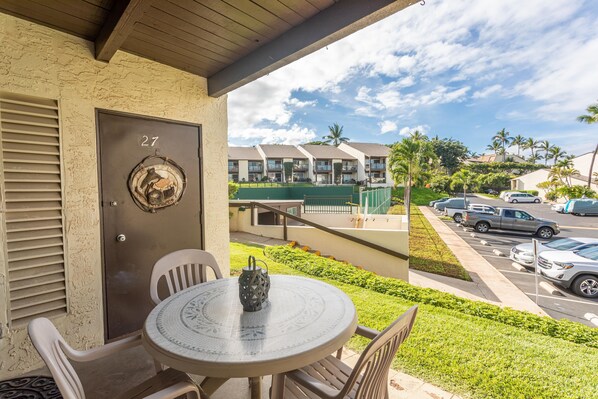 Outdoor dining - Hale Kamaole 127 Ground floor condo, easy access to best beach on Maui! (Kihei)