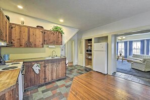 Fridge, microwave, stovetop, dishwasher - Apt on Vineyard Haven Near Nantucket Sound! (Vineyard Haven)