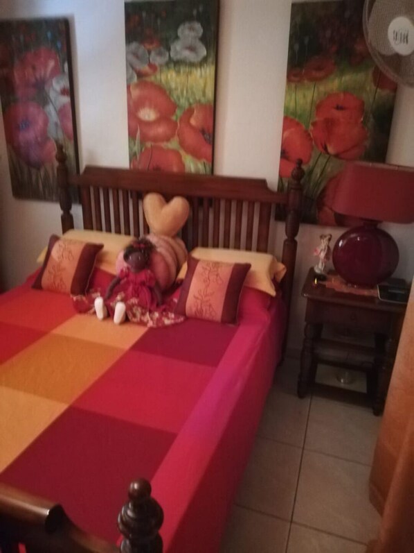 1 habitación, tabla de planchar con plancha, internet y ropa de cama