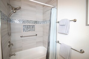 Douche, séchoir à cheveux, serviettes fournies